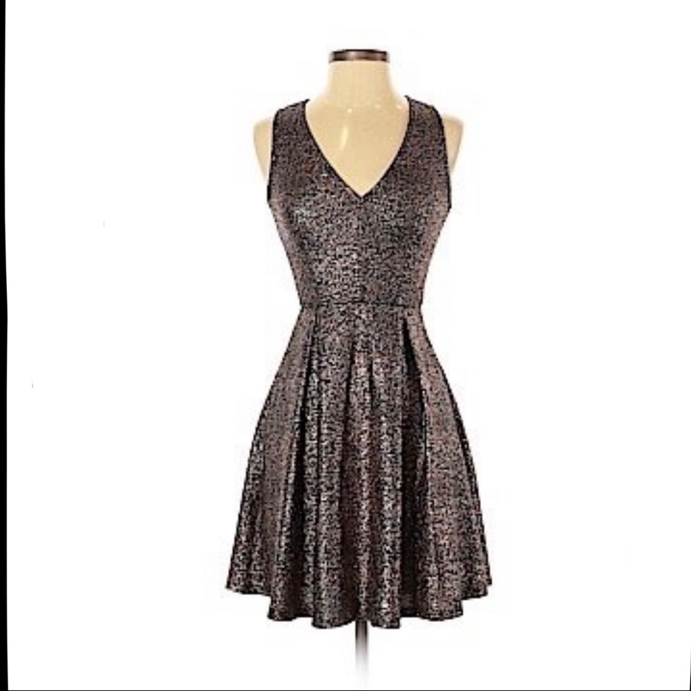 EVERLY Mini Pleated V Neck Cocktail Dress